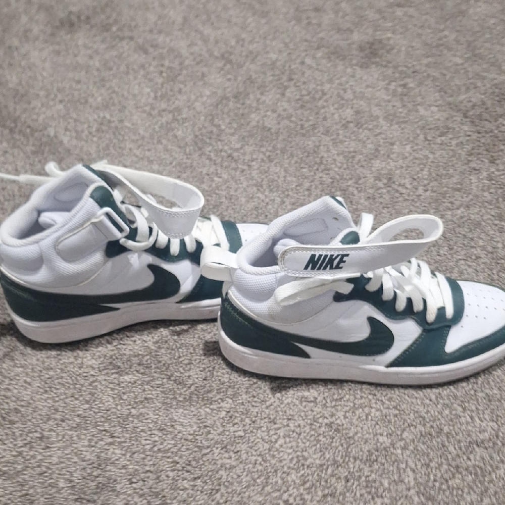 Boys Size 5.5 Nike Classic White and Dark Green High-Tops